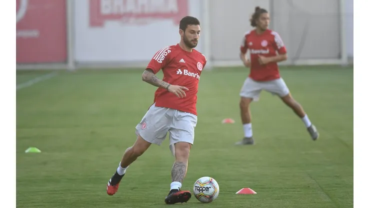 Coudet define estreia de Boschilia; defensor volta a treinar normalmente