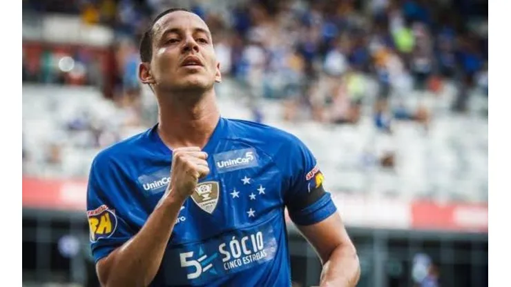 Meio-campista do Cruzeiro espera definir seu futuro nos próximos dias