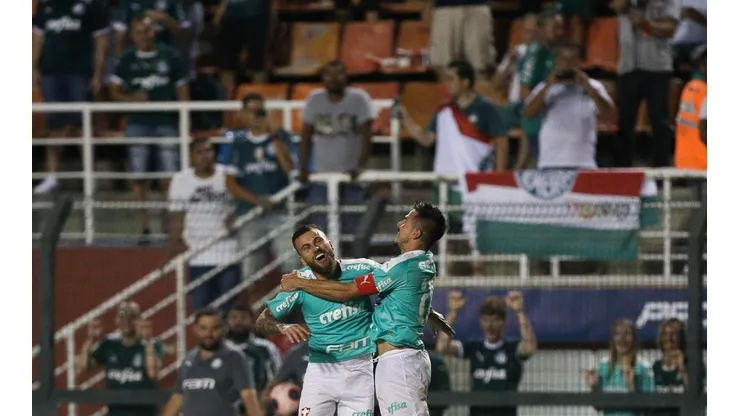 Com braçadeira de capitão, Willian celebra hat-trick