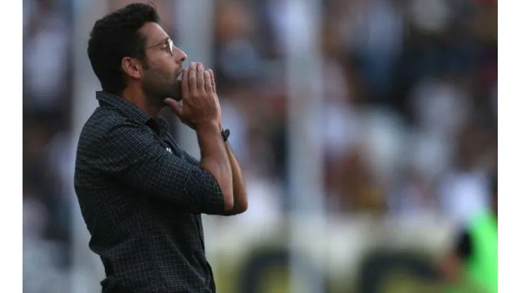 Alberto Valentim aguarda chegada de lateral-esquerdo para completar plantel