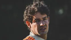Pato atende torcedores na saída do treino e se declara