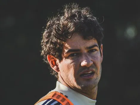 Pato atende torcedores na saída do treino e se declara
