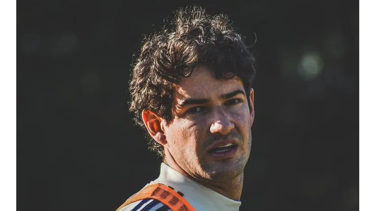 Pato atende torcedores na saída do treino e se declara