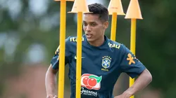 Pedrinho deixa treino mancando e Jardine logo aponta substituto