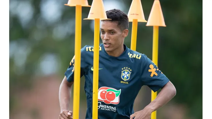 Pedrinho deixa treino mancando e Jardine logo aponta substituto