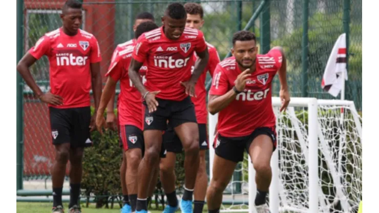 Atacante lesiona tornozelo e desfalca São Paulo