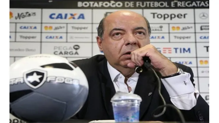 Presidente do Botafogo, Nelson Mufarrej, fecha com meio-campista