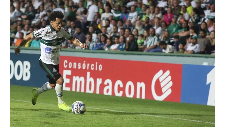 Rafinha atribui lesão ao arquirrival; grama sintética do Furacão é alvo