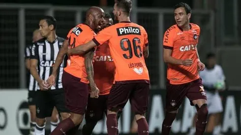 Athletico-PR inicia conversas para renovação de zagueiro