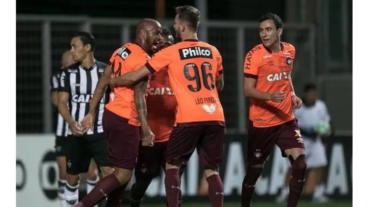 Athletico-PR inicia conversas para renovação de zagueiro