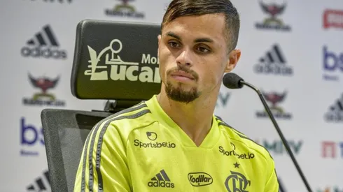 Michael é apresentado como jogador do Flamengo no Ninho do Urubu