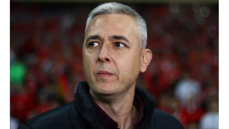 Tiago Nunes revela lado explosivo e decepção com Petraglia