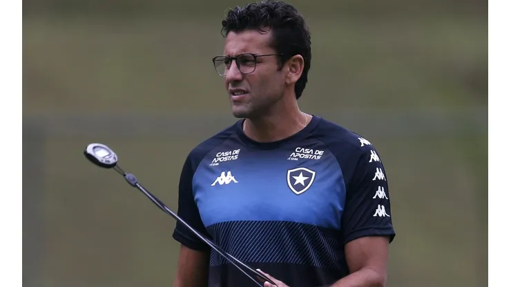Valentim estuda "ousar" na zaga para estreia no Carioca