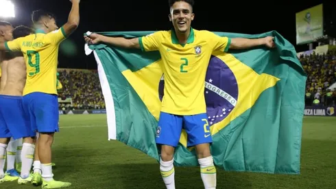 Barcelona encaminha a compra de Yan Couto, lateral do Coritiba