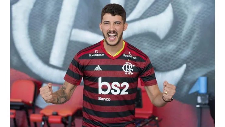 Gustavo Henrique é apresentado antes do esperado e cobra Gabigol