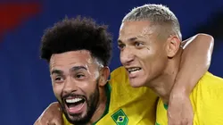 Richarlison comemora com Claudinho gol pela Seleção. Meia vai atuar no Mengão.