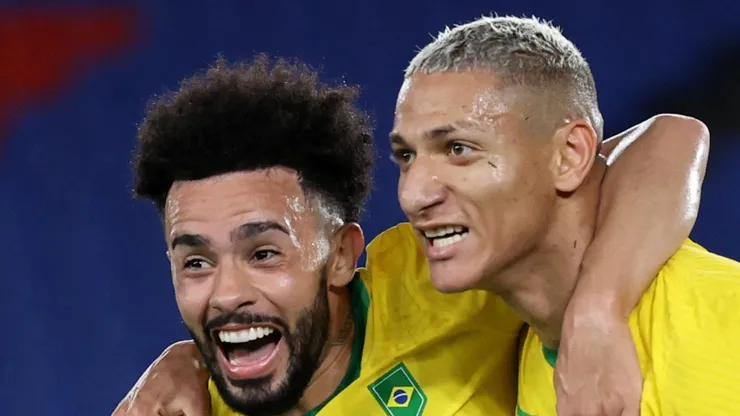 Richarlison comemora com Claudinho gol pela Seleção. Meia vai atuar no Mengão.