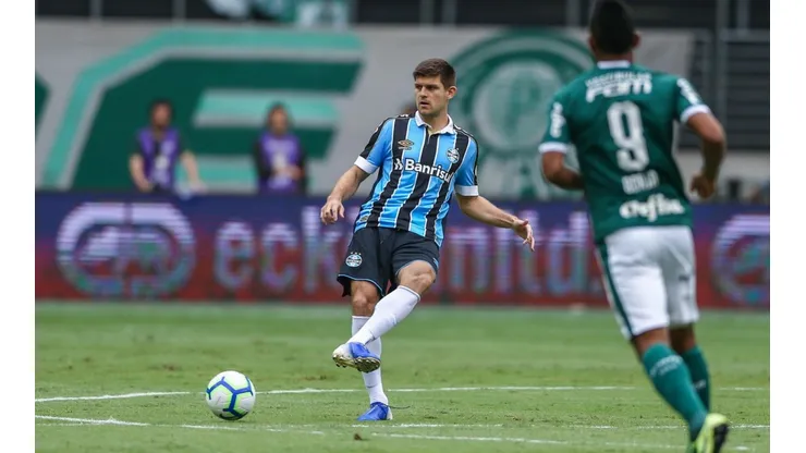 Fiorentina tenta a contratação de Kannemann