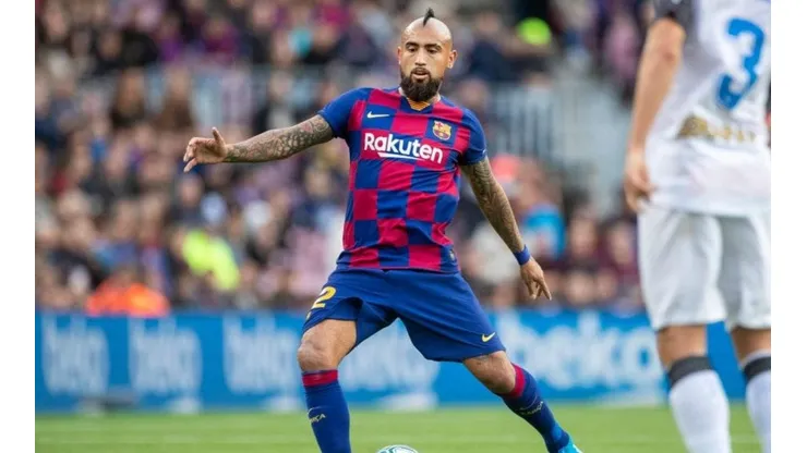 Vidal aciona Barcelona na Justiça por dívida de R$ 11 milhões