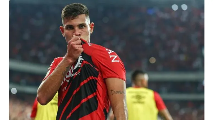 Benfica pretende tirar Bruno Guimarães do Athletico