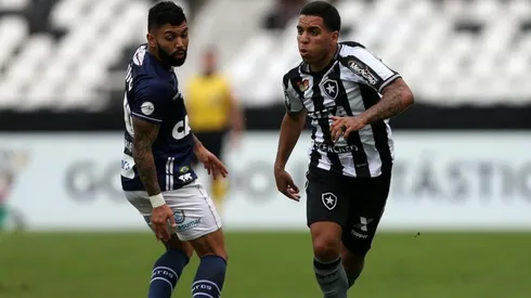 Coritiba encaminha contratação de lateral do Botafogo