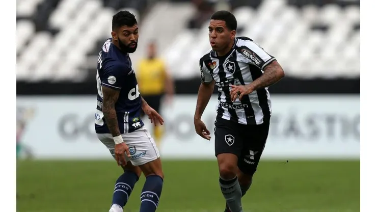 Coritiba encaminha contratação de lateral do Botafogo