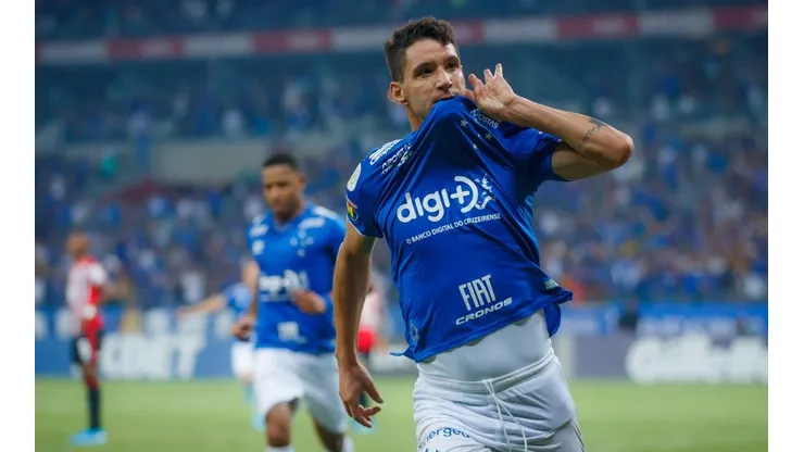 Thiago Neves processa Cruzeiro e “desculpa” agita torcida no Twitter