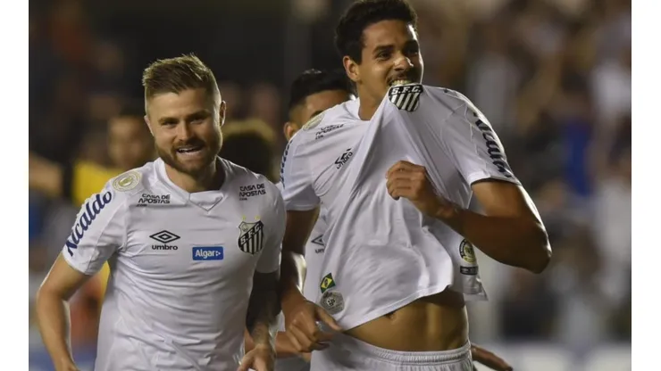 Valorizado no mercado, Veríssimo abre o jogo e revela acordo com o Santos