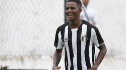 Renyer, do Santos, assina seu primeiro contrato profissional