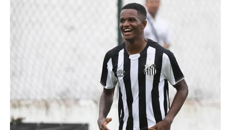 Renyer, do Santos, assina seu primeiro contrato profissional