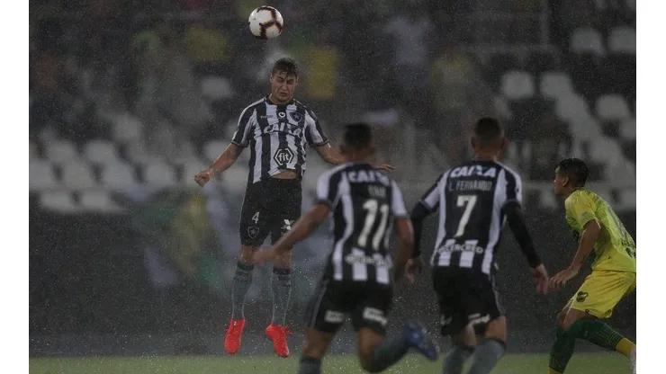Além de Rodinei, Inter mira lateral do Botafogo para 2020