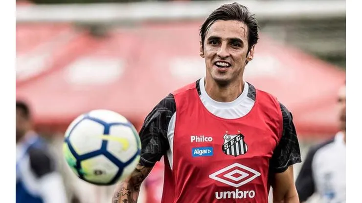 Salários atrasados impedem volante do Santos de deixar o clube