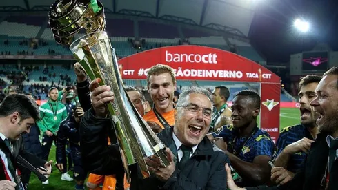 Avaí fecha acordo com técnico português