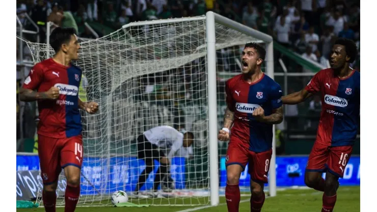 Vasco faz proposta por artilheiro disputado no mercado