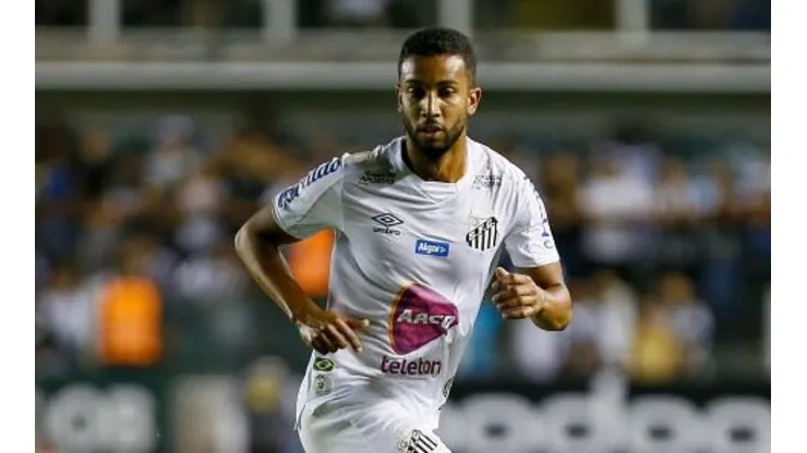 “Líder” no mercado, Santos busca 3° reforço e já tem reposição de Jorge na lateral