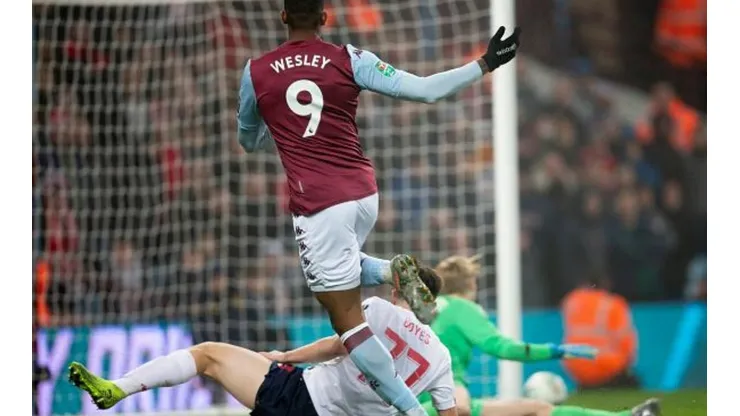 Wesley marca e Aston Villa goleia Liverpool na FA Cup