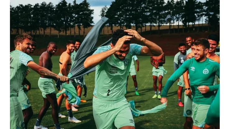 Zagueiro Neto anuncia aposentadoria