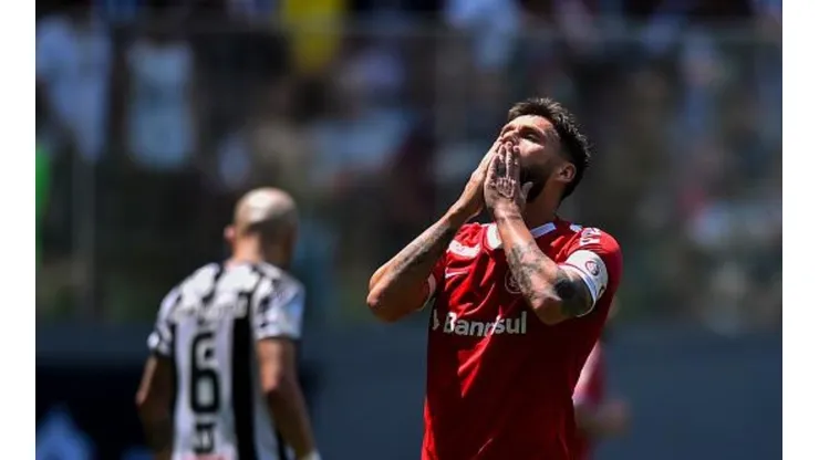 Rafael Sobis puxa fila e Inter encaminha saída de "barca" com vários jogadores