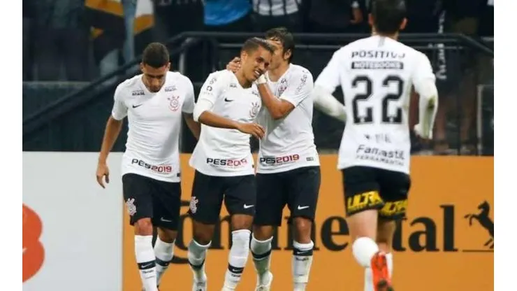 Coelho faz alerta sobre jovem revelação do Corinthians: "Tem que ser tratado como os outros"