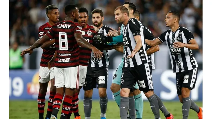 Medalhão cumpre meta estabelecida em contrato e renova com o Botafogo até 2021