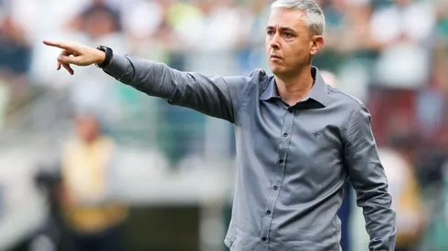 Tiago Nunes libera e Corinthians negocia atacante para o Paraná