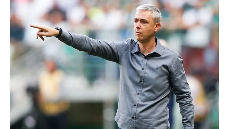 Tiago Nunes libera e Corinthians negocia atacante para o Paraná