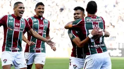 Evanilson comemora com companheiros um dos seus gols marcados contra o Corinthians