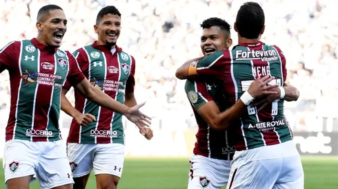 Evanilson comemora com companheiros um dos seus gols marcados contra o Corinthians