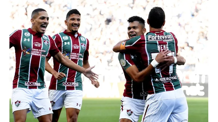 Evanilson comemora com companheiros um dos seus gols marcados contra o Corinthians
