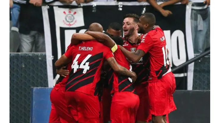 Meio-campista fecha o ano em alta no Athletico-PR e quer renovar seu contrato