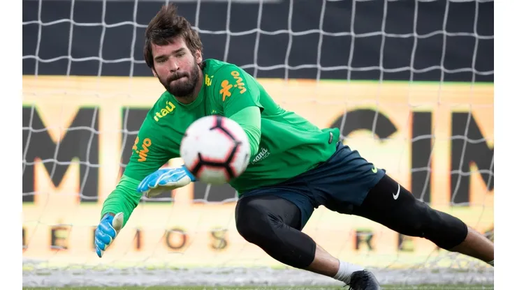 Alisson é eleito melhor goleiro do mundo