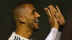 Vitor Hugo tranquiliza torcida após cirurgia