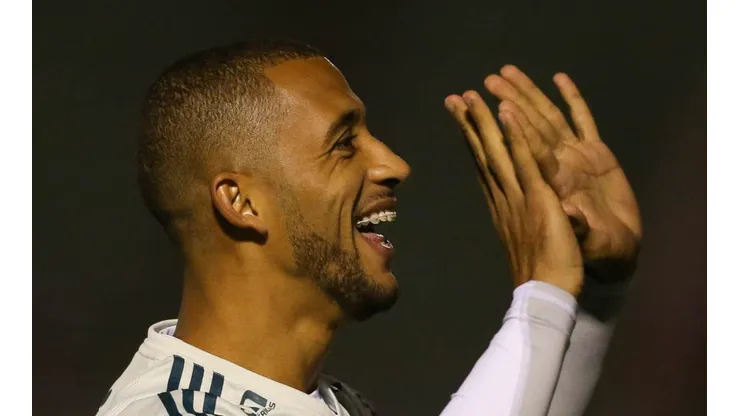 Vitor Hugo tranquiliza torcida após cirurgia