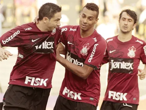 Corinthians agita torcida com foto de camisa antiga